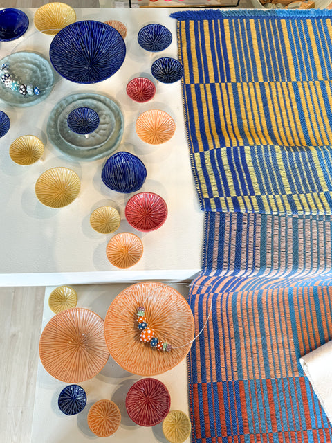 Large(ish) Tripod bowls : Peach