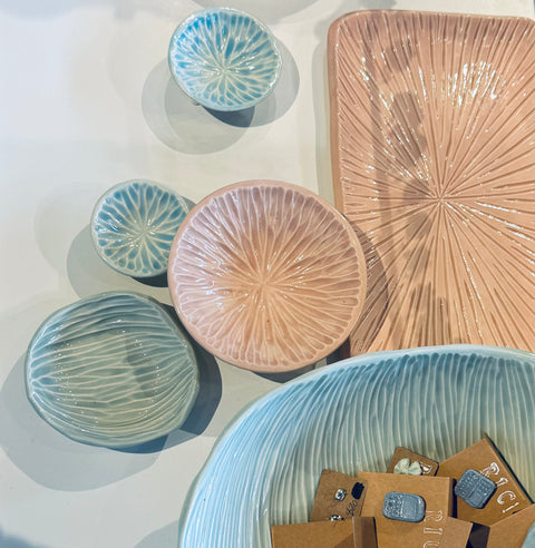 Large(ish) Tripod bowls : Pale blue/green