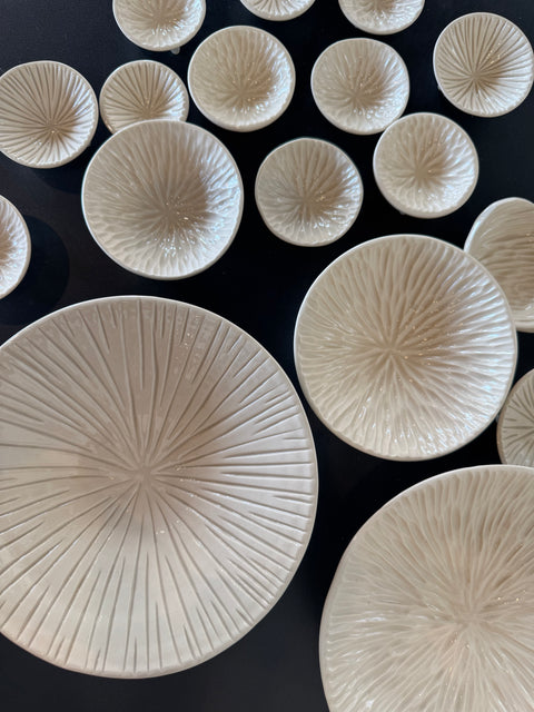 XX-Large(ish) Tripod bowls : Cream