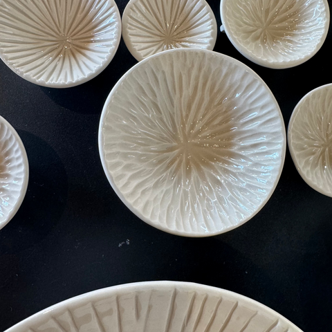 X-Large(ish) Tripod bowls : Cream