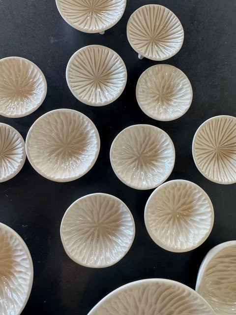 Small tripod bowls : Cream