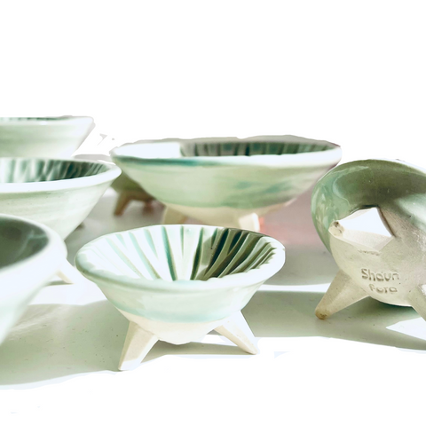 Small tripod bowls : Pale blue/green