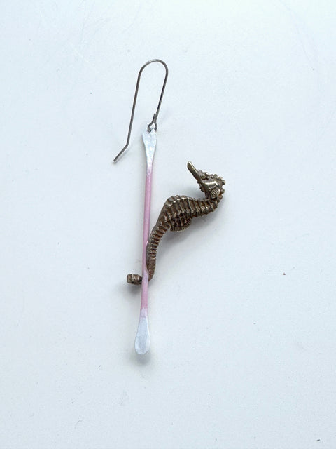 Moniek Schrijer : Trash collector single earring